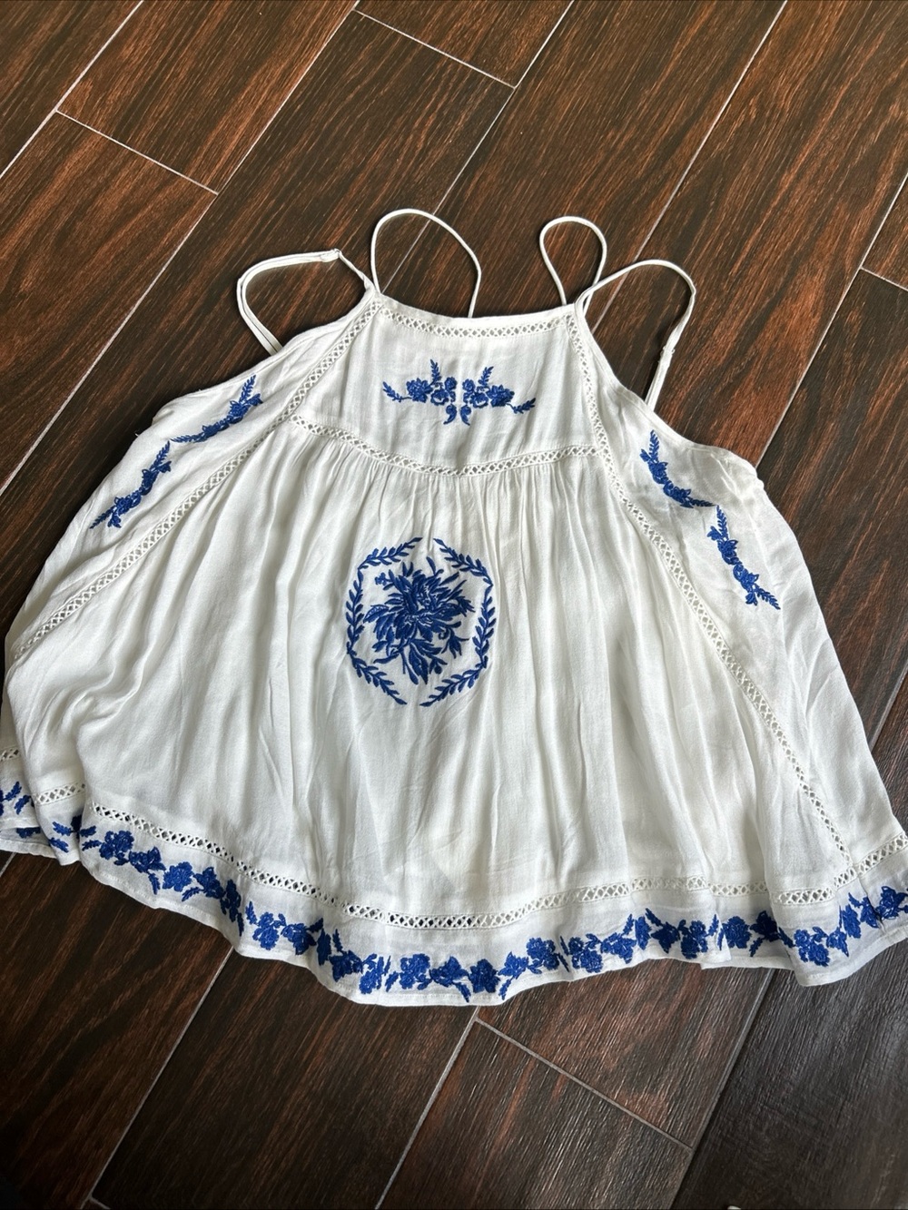 The Jetset Diaries White Camisole w/ Blue Embroidered Floral Motifs Pompeii Cami